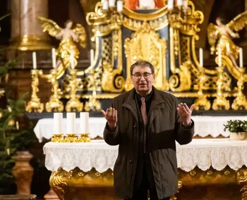 Ein freudiger Moment: P. Johann Ring OSFS präsentiert "seine" neue Orgel.