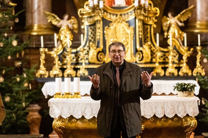 Neue Orgel für die Pöstlingberg-Kirche angekommen und einsatzbereit Ein freudiger Moment: P. Johann Ring OSFS präsentiert "seine" neue Orgel.