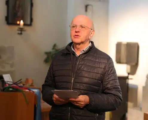 Gedanken für den Weg: Der Auftakt zur „kleinen Auszeit vom Alltag“ erfolgte in der Romanischen Kapelle im Schottenstift mit einem Kurzimpuls von Br. Hans Leidenmühler OSFS. © ÖOK/ml