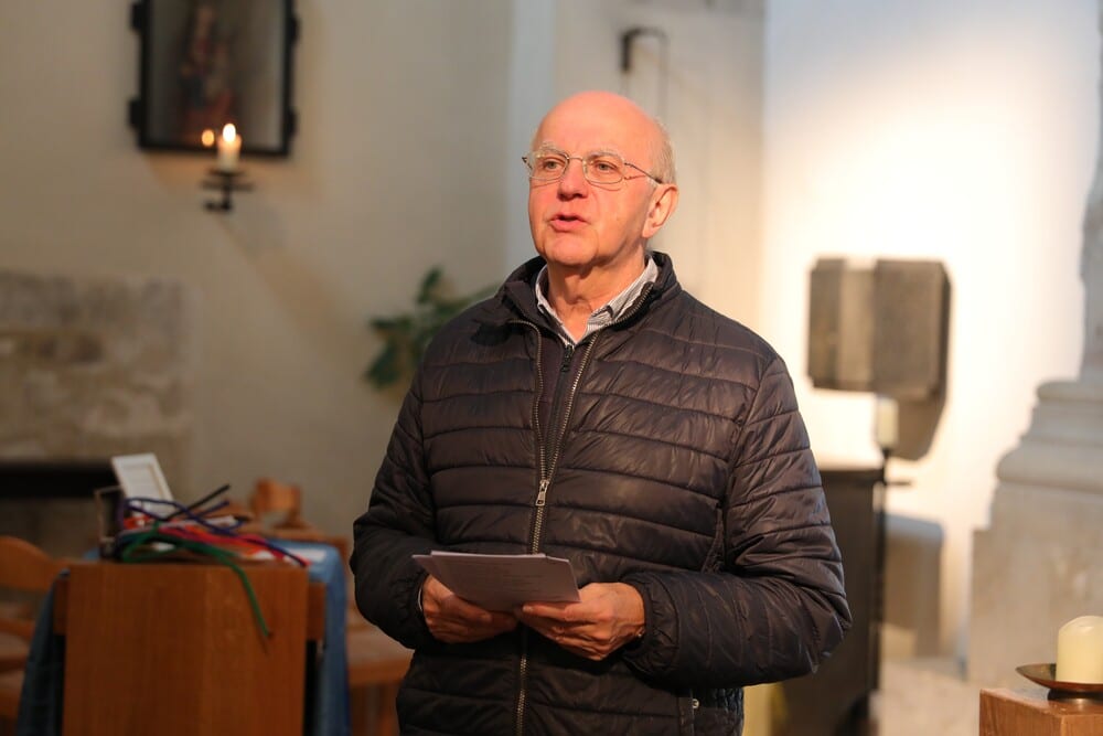 Gedanken für den Weg: Der Auftakt zur „kleinen Auszeit vom Alltag“ erfolgte in der Romanischen Kapelle im Schottenstift mit einem Kurzimpuls von Br. Hans Leidenmühler OSFS. © ÖOK/ml
