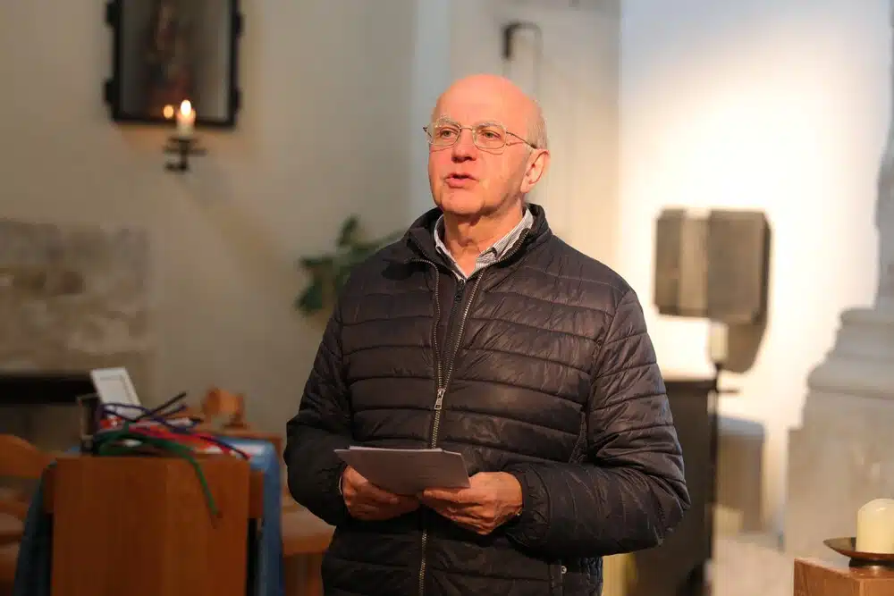 Gedanken für den Weg: Der Auftakt zur „kleinen Auszeit vom Alltag“ erfolgte in der Romanischen Kapelle im Schottenstift mit einem Kurzimpuls von Br. Hans Leidenmühler OSFS. © ÖOK/ml
